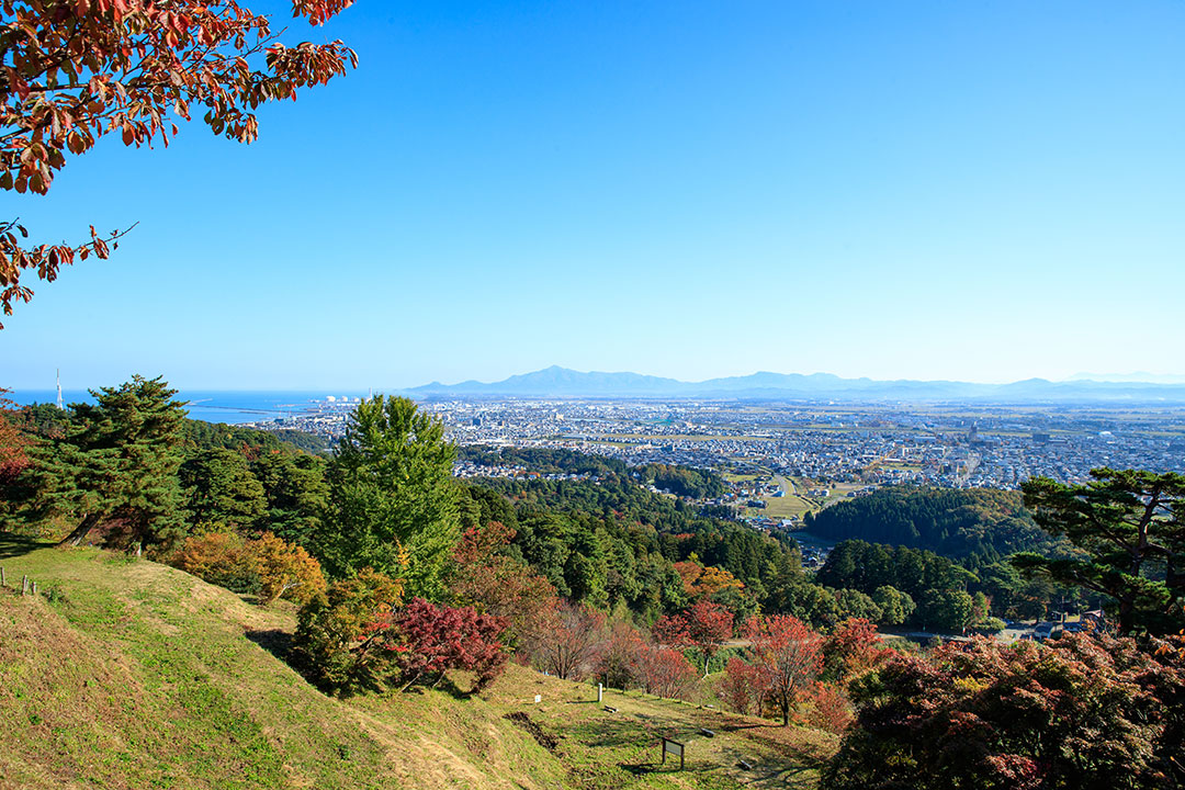 春日山城本丸跡からの眺望