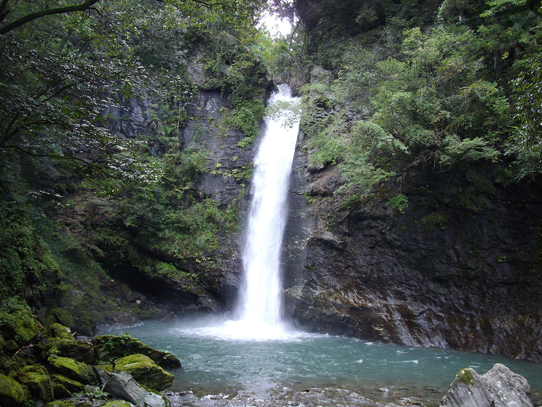 落差30mの名瀑「土々呂の滝」