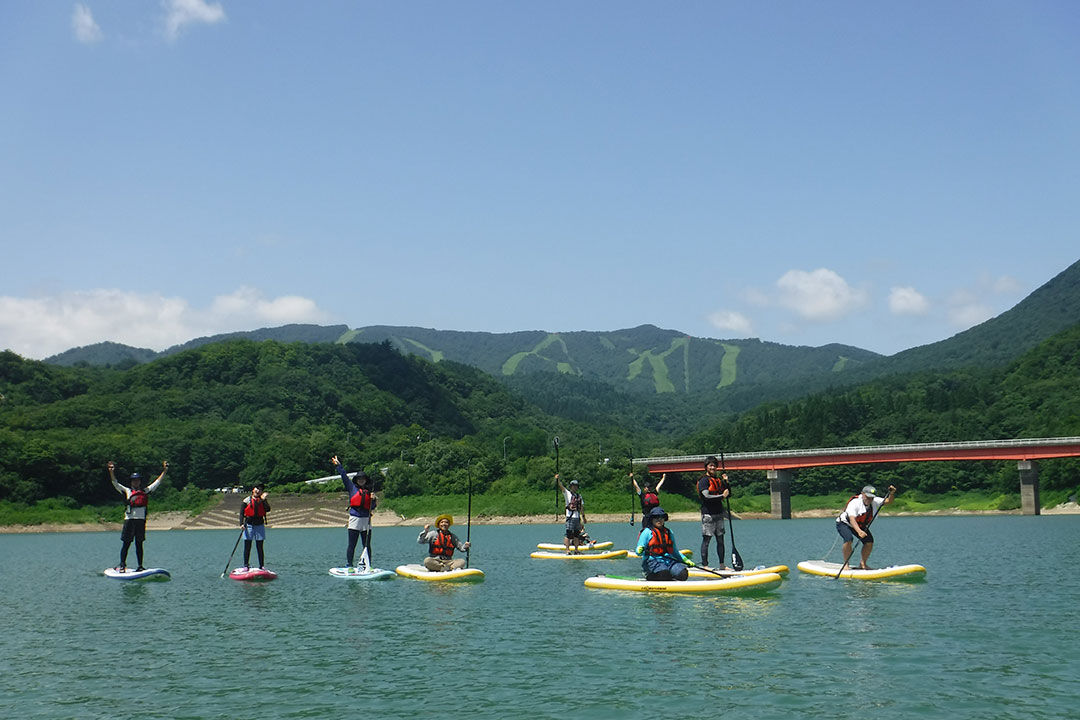 SUPで秘境の湖へ