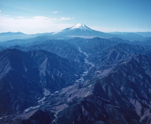 富士山へと続く道志渓谷