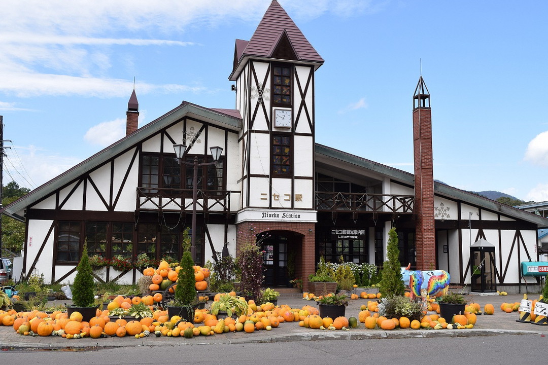 ハロウィン時期のJRニセコ駅