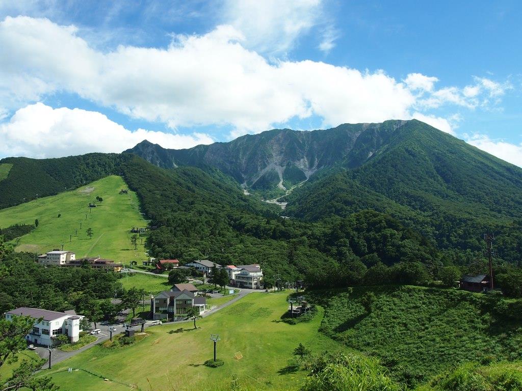 豪円山のろし台から眺める大山北壁