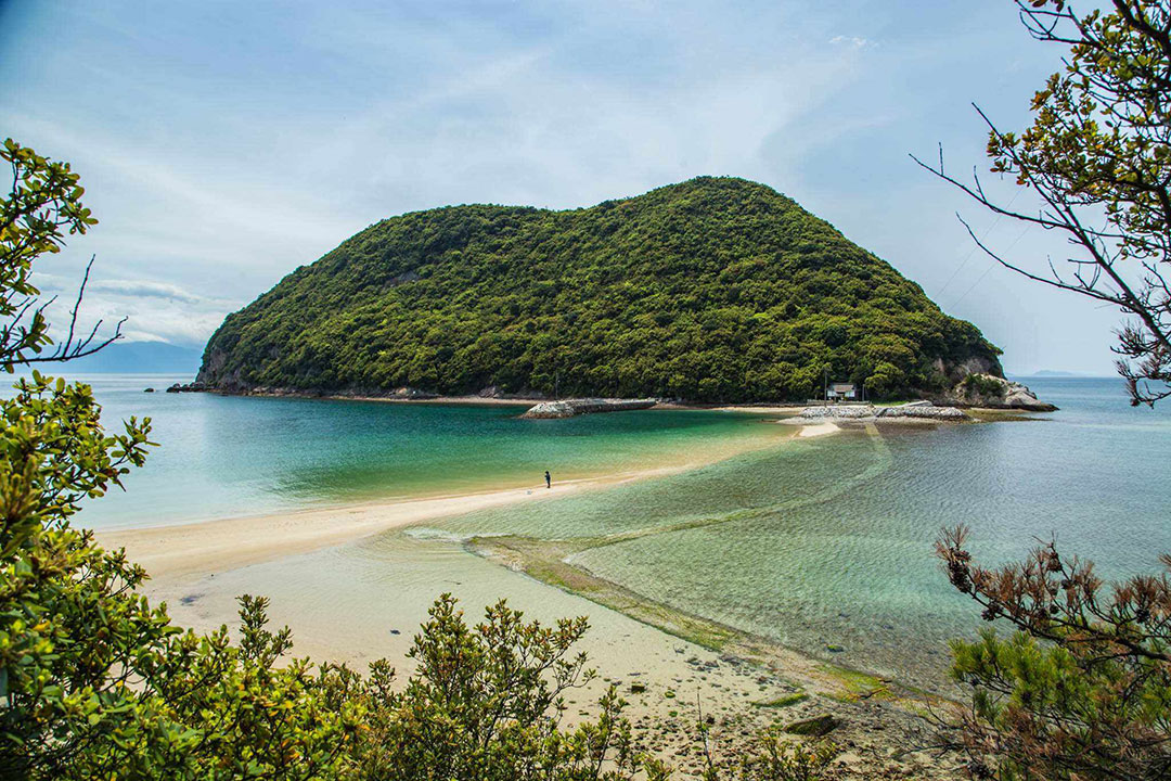 干潮時だけ渡れる丸山島